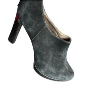 Elegant Black Suede Heeled Boots
